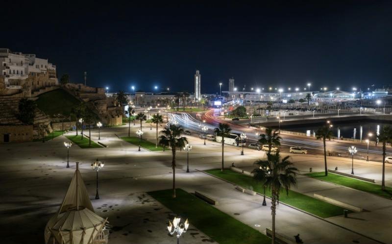 Esplanade de front de mer éclairée la nuit