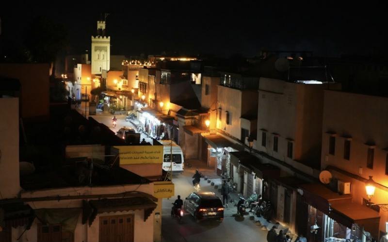 Rues de la vieille ville vues d'en haut, la nuit