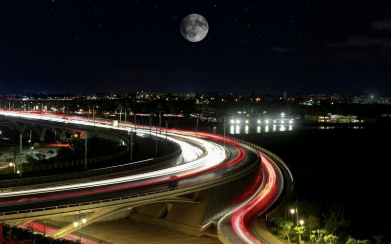 Échangeur routier éclairé la nuit